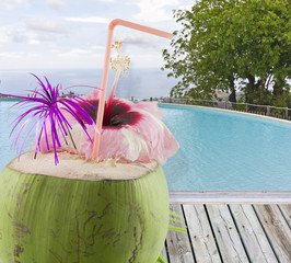 boisson désaltérante au bord de la piscine