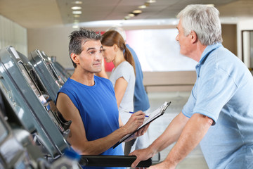 Obraz premium Fitnesstrainer berät Senioren