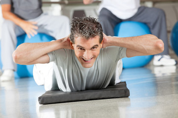 Mann macht Rückenübung im Fitnesscenter