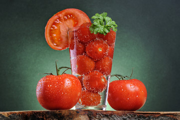 Mokra szklanka z pomidorami