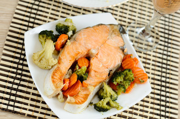 Delicious salmon with vegetables