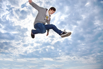Fototapeta na wymiar Młody człowiek skacząc z radości w powietrze