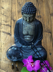 Buddha mit Räucherstäbchen