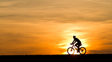 Fototapeta na wymiar Silhoette Biker w zachodzie słońca