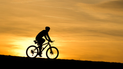 Fototapeta na wymiar Biker w wieczornym niebie
