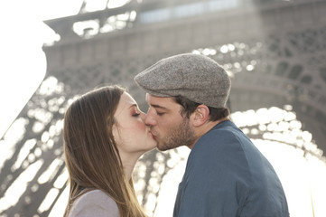 Couple devant la Tour Eiffel - Paris