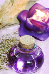 Obraz na płótnie Canvas lavender essential oil with candle