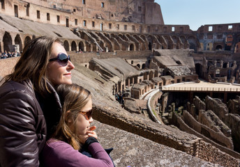 mère et fille dans le Colisée
