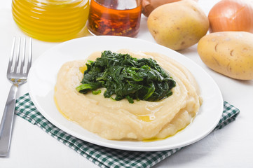 Fava bean puree with spinach. Purè di fave e spinaci.