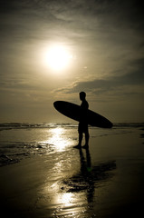 Surfer steht am Strand