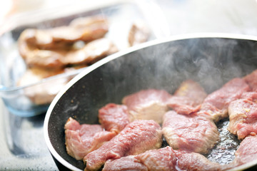 Meat frayed on fraying pan