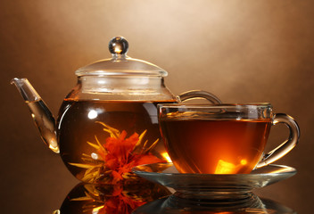 Panele Szklane Podświetlane  szklany czajniczek i filiżanka z egzotyczną zieloną herbatą