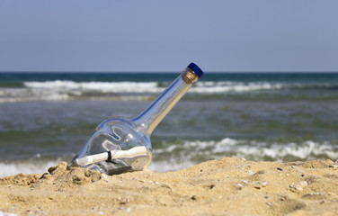Fototapeta na wymiar Butelka z listem na plaży