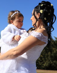la maman mariée et son bébé