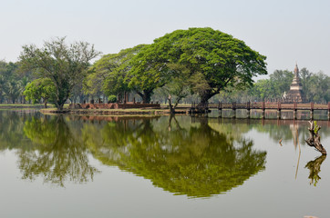 Fototapeta na wymiar Refleksje w Sukhothai