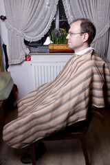 Mann hat den Umhang schon an