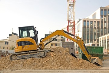 bulldozer en attente, sur tas de graviers