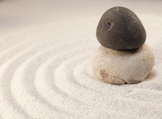Fototapeta na wymiar pierres en équilibre dans le sable blanc