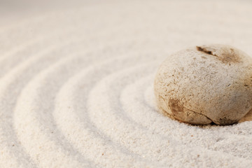 Fototapeta na wymiar pierre sur vague dans le sable dune