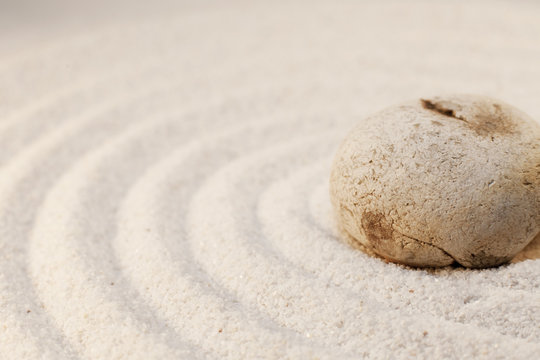 pierre sur vague dans le sable dune