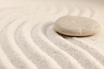 Fototapeta na wymiar galet méditation zen sur le sable