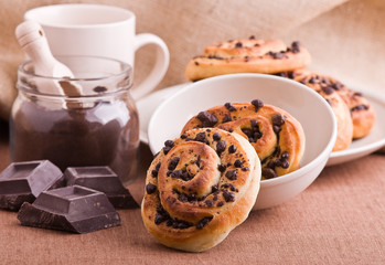 Chocolate chip brioche buns. Brioche con gocce di cioccolato.
