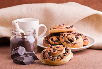 Chocolate chip brioche buns. Brioche con gocce di cioccolato.