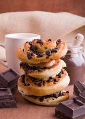Chocolate chip brioche buns. Brioche con gocce di cioccolato.