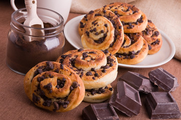 Chocolate chip brioche buns. Brioche con gocce di cioccolato.