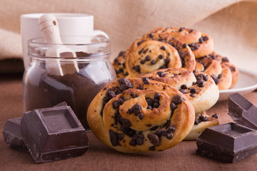 Chocolate chip brioche buns. Brioche con gocce di cioccolato.