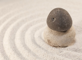 galets en équilibre dans le sable
