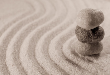 Fototapeta na wymiar pierres galets en équilibre dans le sable