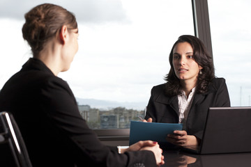 Frauen beim Gespräch am Arbeitsplatz im Büro