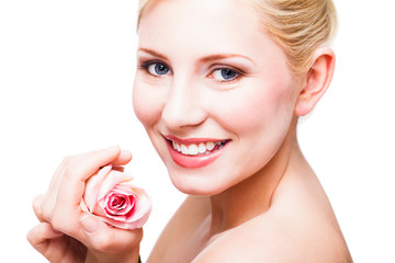 junge attraktive Frau mit Rose