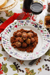 Meatballs with raisin and pine nuts