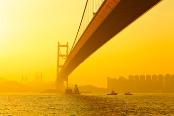 Fototapeta na wymiar Tsing Ma Bridge w zachodzie słońca