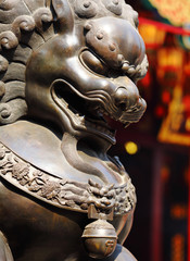 Obraz premium Bronze lion in chinese temple