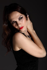 Naklejka premium Studio portret młodej pięknej kobiety