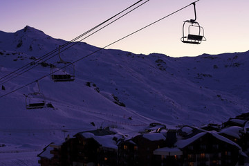 Fototapeta premium Station de ski au crépuscule