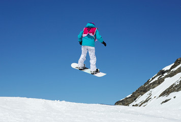 Fototapeta na wymiar Saut en snowboard