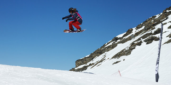 Saut extr&ecirc;me en snowboard (slopestyle)