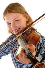 Kind mit Violine vor Weiss