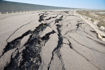 Obraz premium cracked road after earthquake