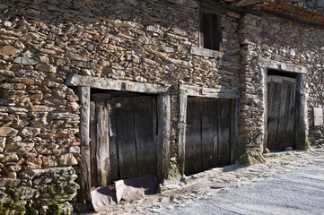Fototapeta na wymiar Tradycyjne domy z kamienia w górach Guadarrama, Madryt, Hiszpania
