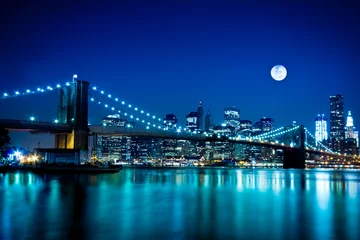 Rolgordijnen Nachtscène Brooklyn Bridge en New York City © littleny