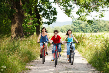 Obraz premium Family riding bikes