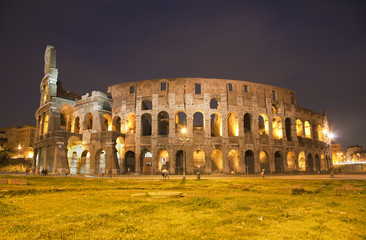 Fototapeta na wymiar Rzym - Koloseum w godzinach wieczornych