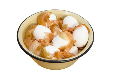 Dyeing eggs with onion peel