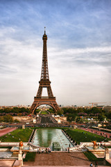 Fototapeta na wymiar Wieża Eiffla w Paryżu, na początku wiosny