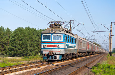 Fototapeta na wymiar Pociąg pasażerski ciągnięte przez lokomotywy elektrycznej